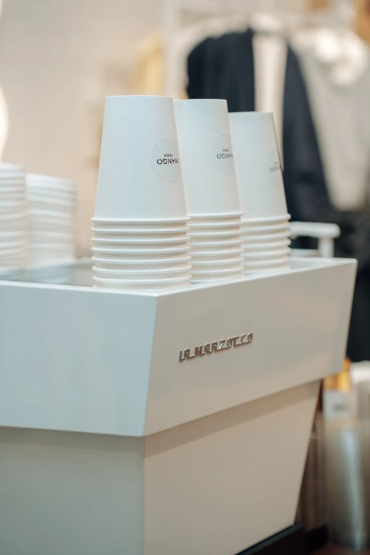 Gobelets blancs empilés sur la machine espresso