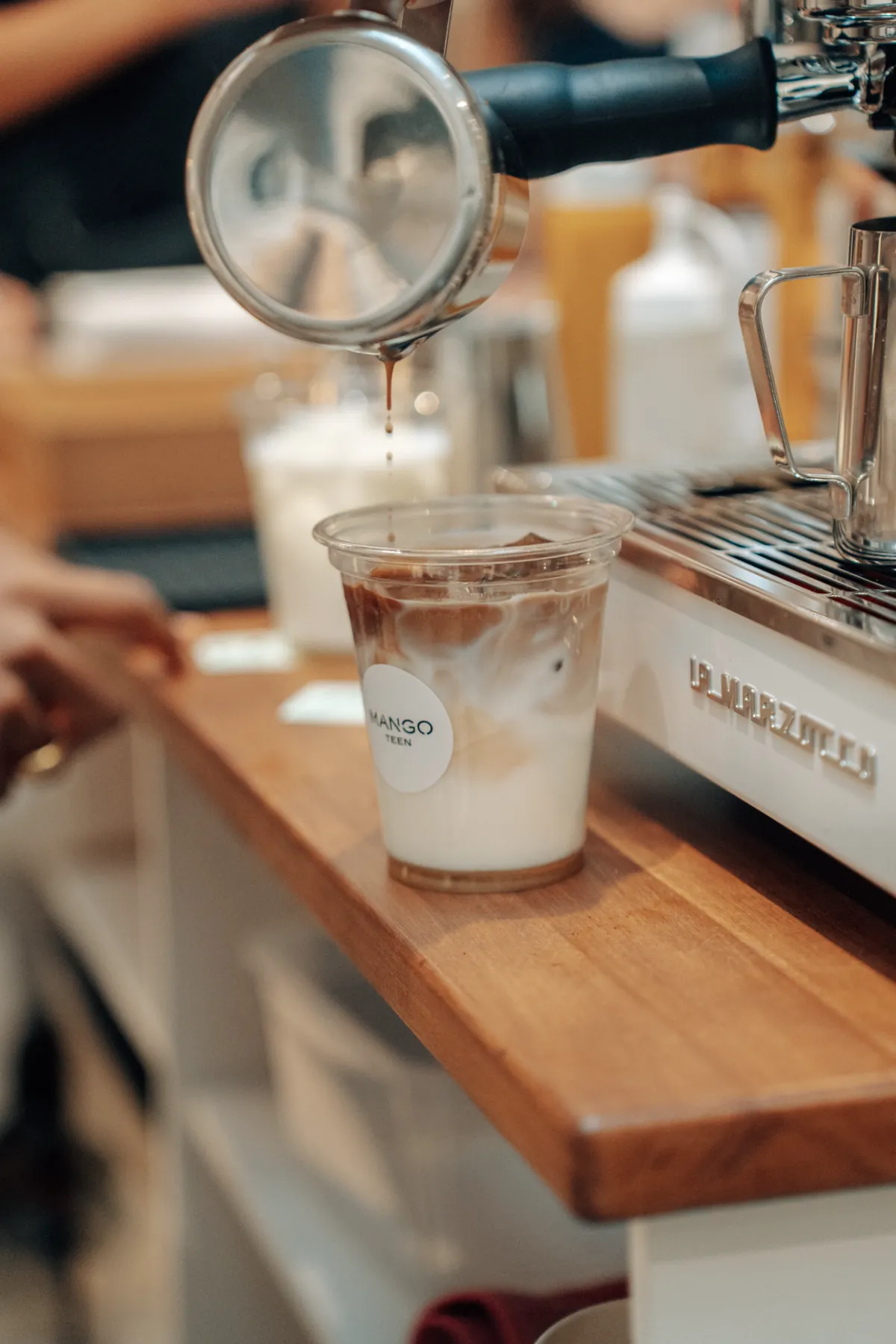 Espresso versé dans un latte glacé