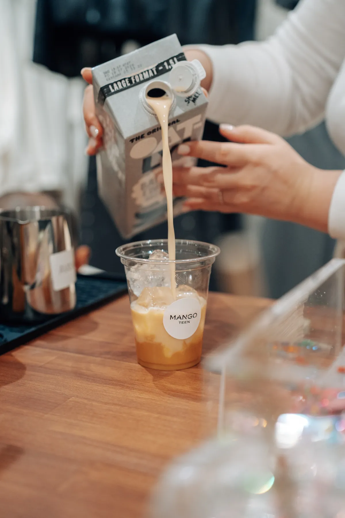 Lait d'avoine versé sur des glaçons pour un latte glacé