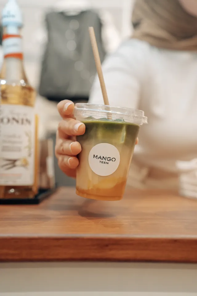 Latte matcha mangue glacé avec sticker Mango Teen