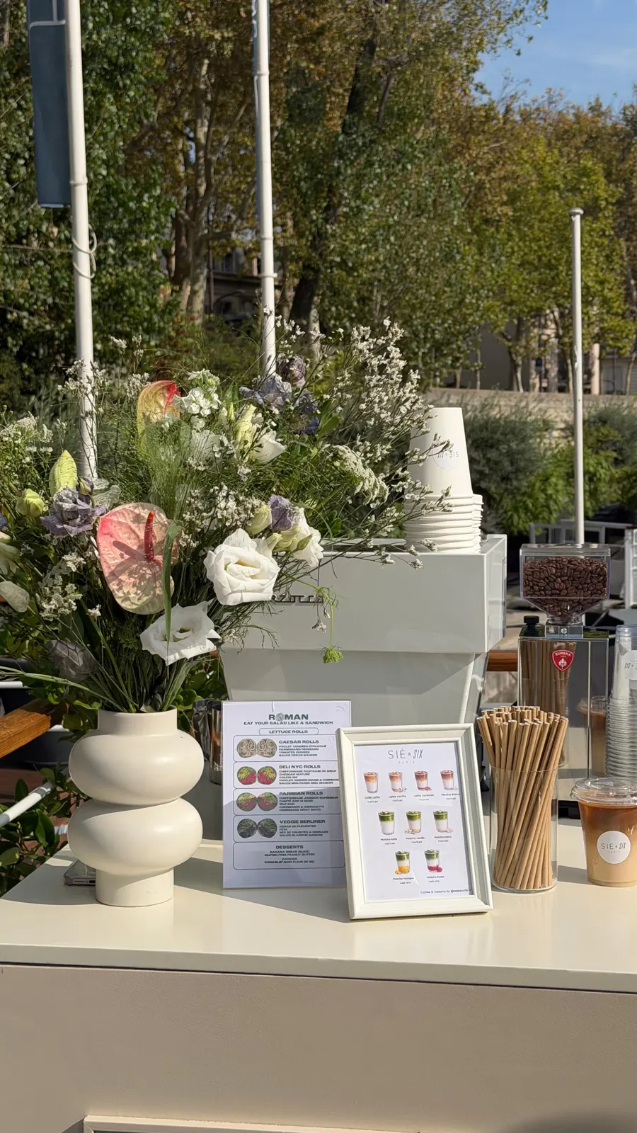 Coffee cart Oasis décoré d'un bouquet, avec la carte Sié & Six