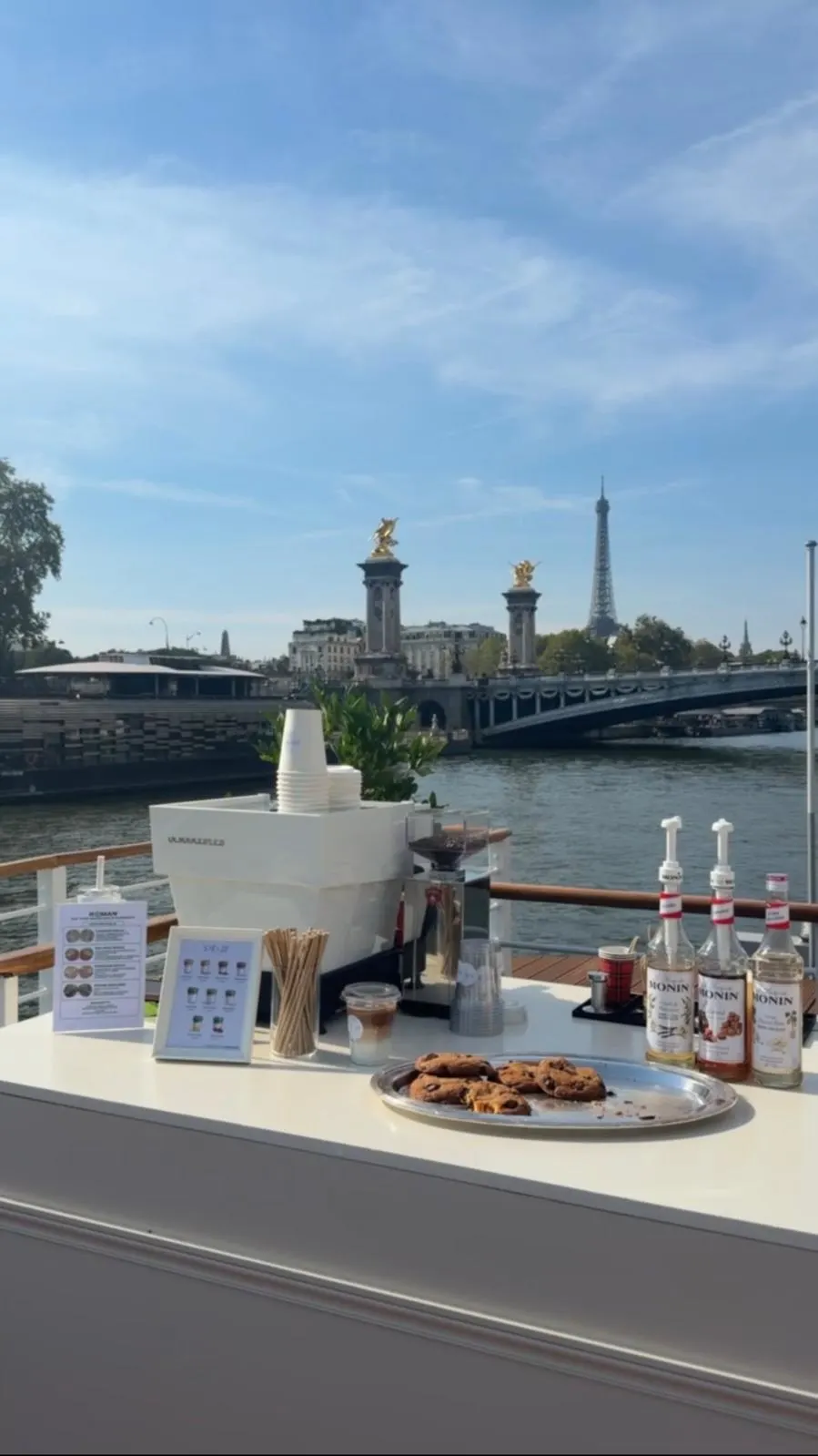 Le coffee cart installé sur la Seine, avec le pont Alexandre III et la Tour Eiffel
